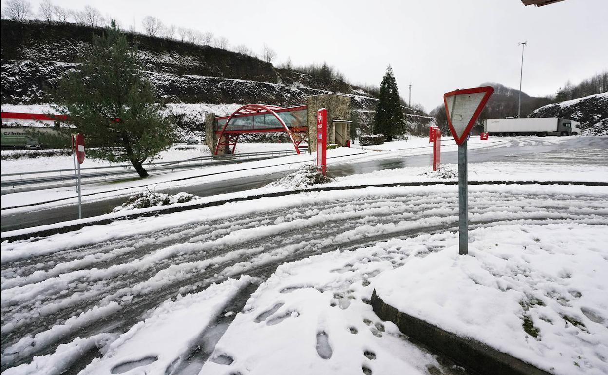 La nieve cubría ayer todo el entorno de Pagozelai, en la A-15.