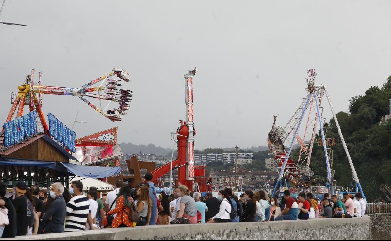 La zona de ferias del Paseo Nuevo presentaba ayer muy buen ambiente. 