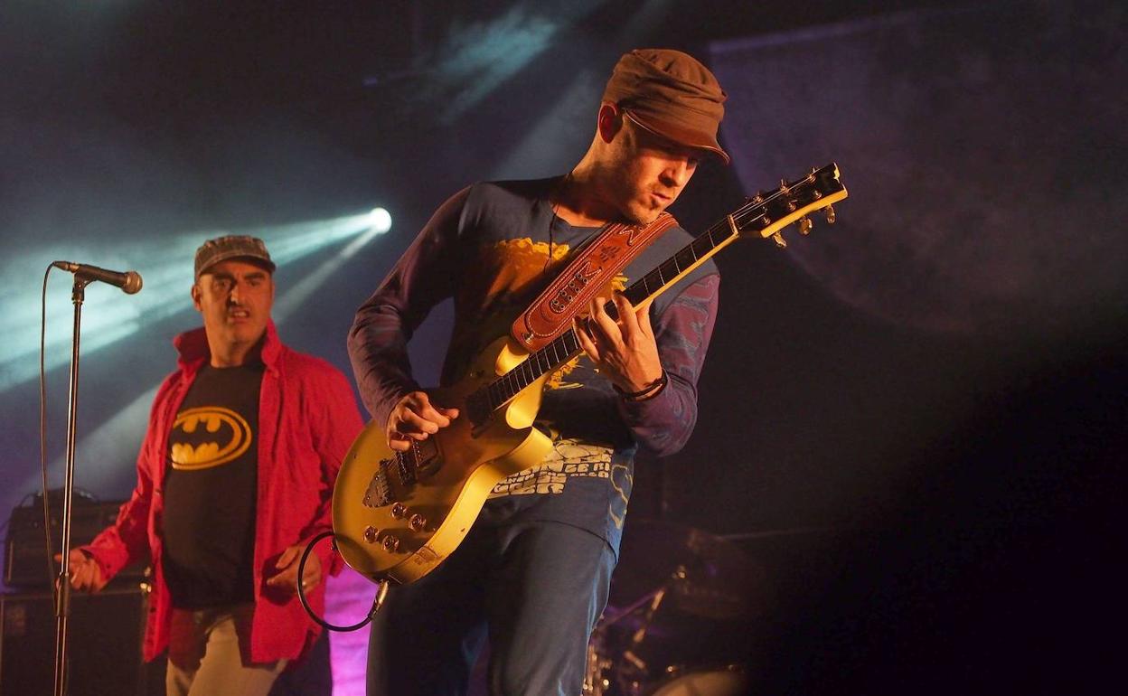 Alex Sardu eta taldeko beste kide bat, artxiboko argazkian.