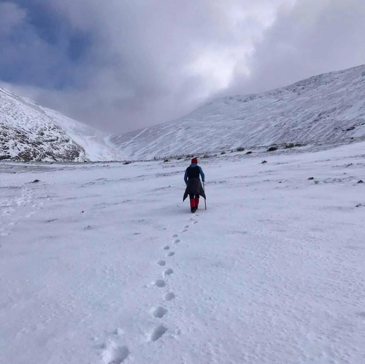 Estampa impresionante de un Aralar completamente teñido de blanco.