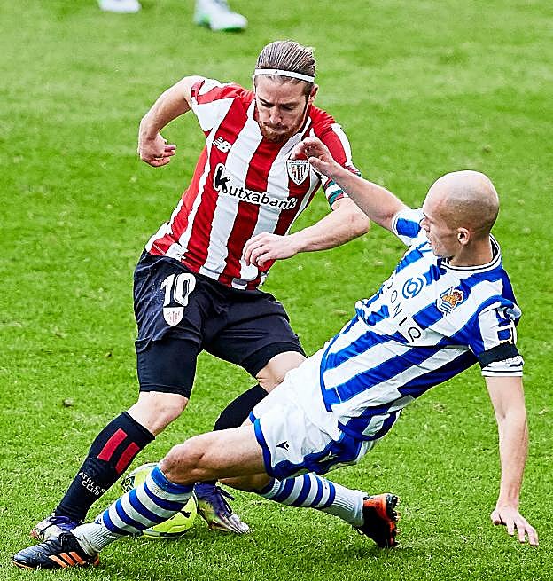 Guridi corta a Muniain impidiéndole entrar al área con el balón durante el partido del jueves en San Mamés. 
