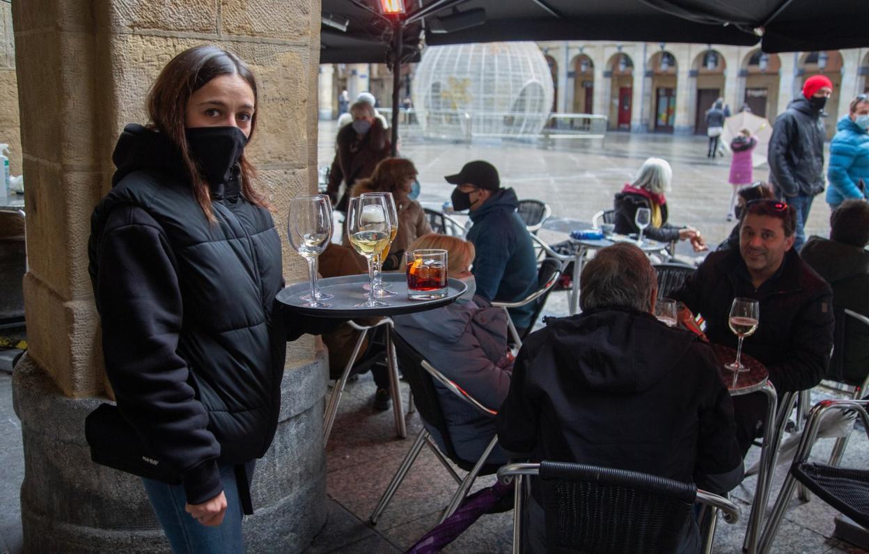 Ni la lluvia, ni el frío, ni el avance de la pandemia amilanaron a los clientes que aprovecharon la festividad de Año Nuevo para disfrutar de un aperitivo en la Parte Vieja donostiarra. 