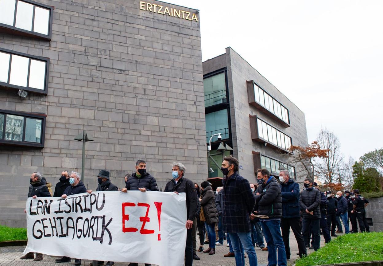 Los compañeros de Iñigo Echarri se concentraron el jueves en la comisaría de Ondarreta. 