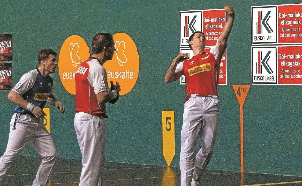 Rezusta, que se estrenaba con Baiko, golpea de zurda en Estella ante Artola y Olaizola II. 