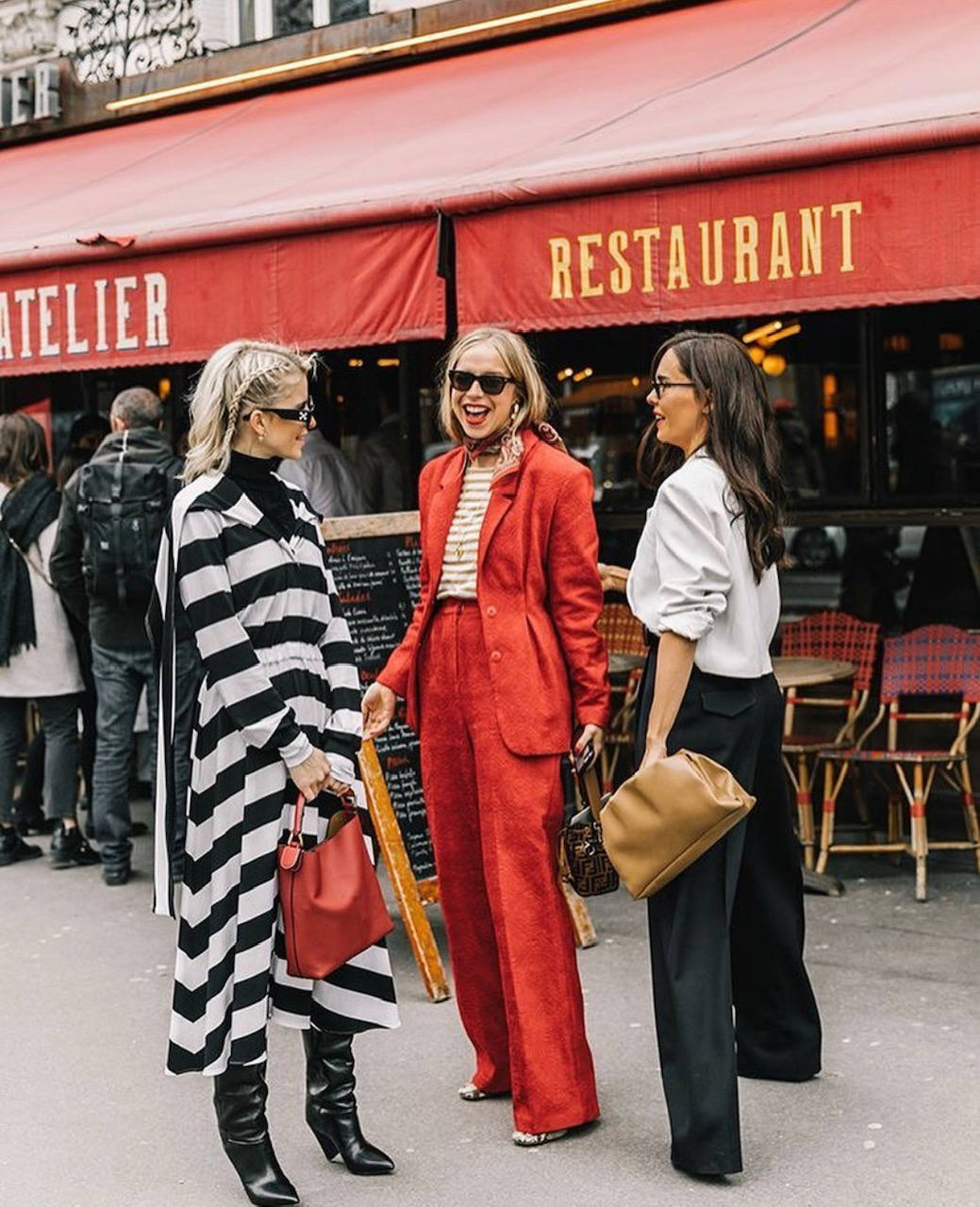 Sudaderas, jerseys de cuello alto, abrigos y americanas 'oversize', botas y botines con plataforma, sandalias con calcetines, 'sneakers' de firma, los 'leggings', 'jeans' desgastados, vestidos de rayas y estampado de cebra o 'maxi' bolsos cartera: los imprescindibles que reinarán en este primer mes del 2021 se asemejan a las tendencias de principios de la década de 'los 2000'