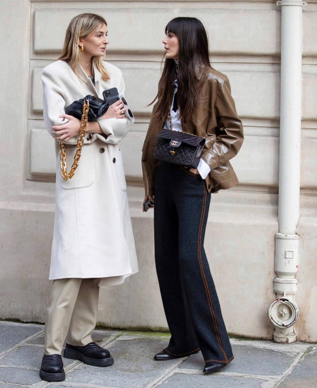 Sudaderas, jerseys de cuello alto, abrigos y americanas 'oversize', botas y botines con plataforma, sandalias con calcetines, 'sneakers' de firma, los 'leggings', 'jeans' desgastados, vestidos de rayas y estampado de cebra o 'maxi' bolsos cartera: los imprescindibles que reinarán en este primer mes del 2021 se asemejan a las tendencias de principios de la década de 'los 2000'