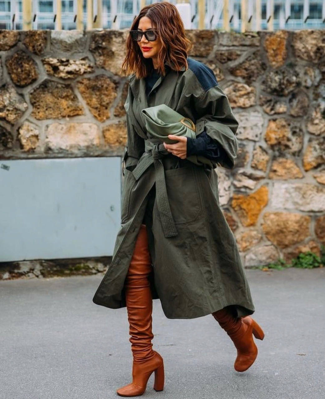 Sudaderas, jerseys de cuello alto, abrigos y americanas 'oversize', botas y botines con plataforma, sandalias con calcetines, 'sneakers' de firma, los 'leggings', 'jeans' desgastados, vestidos de rayas y estampado de cebra o 'maxi' bolsos cartera: los imprescindibles que reinarán en este primer mes del 2021 se asemejan a las tendencias de principios de la década de 'los 2000'