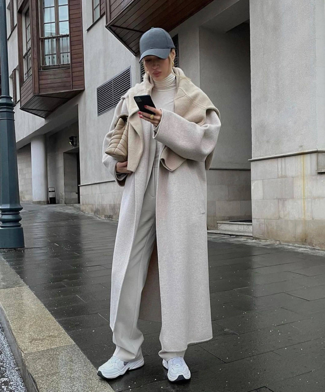 Sudaderas, jerseys de cuello alto, abrigos y americanas 'oversize', botas y botines con plataforma, sandalias con calcetines, 'sneakers' de firma, los 'leggings', 'jeans' desgastados, vestidos de rayas y estampado de cebra o 'maxi' bolsos cartera: los imprescindibles que reinarán en este primer mes del 2021 se asemejan a las tendencias de principios de la década de 'los 2000'