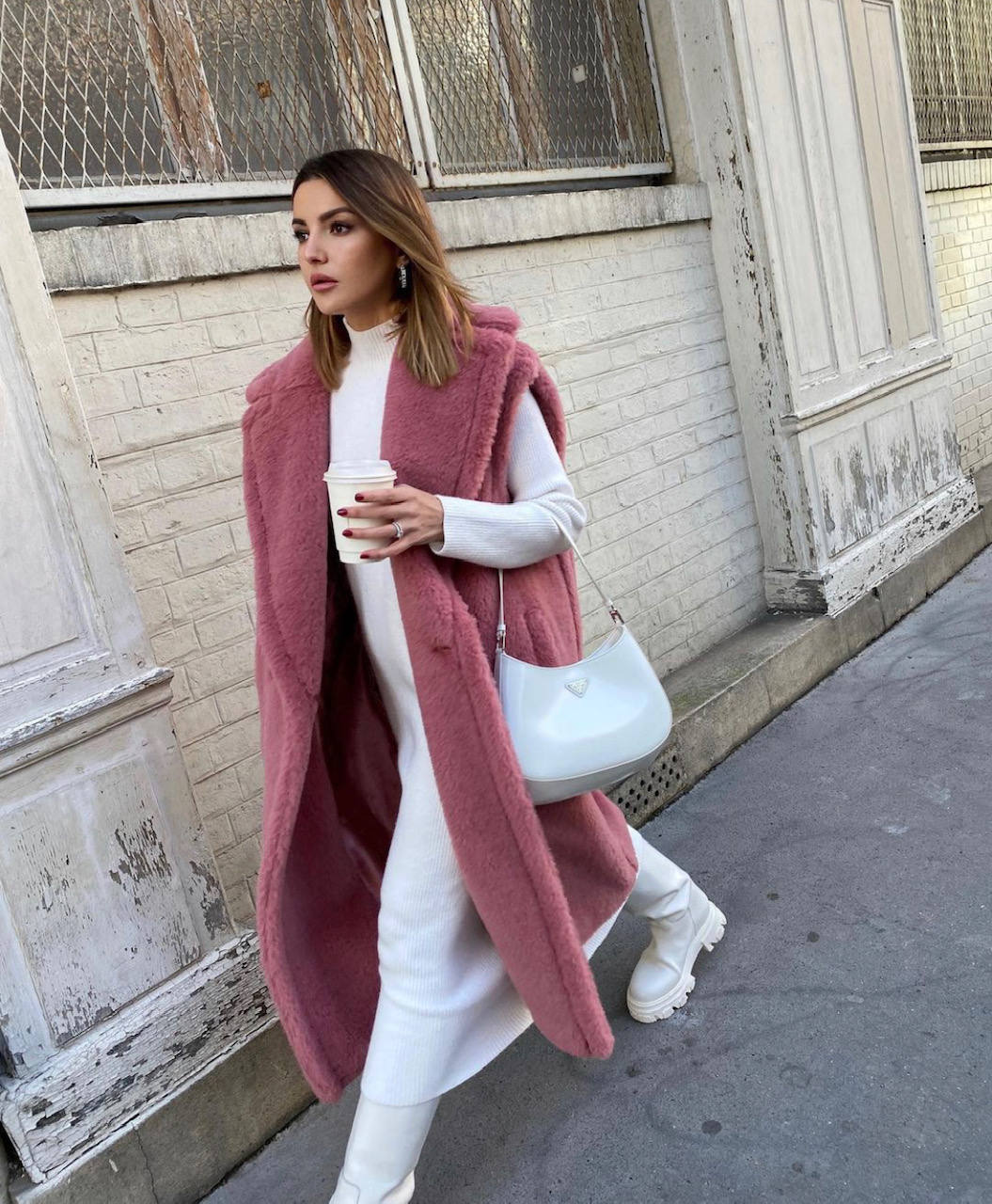 Sudaderas, jerseys de cuello alto, abrigos y americanas 'oversize', botas y botines con plataforma, sandalias con calcetines, 'sneakers' de firma, los 'leggings', 'jeans' desgastados, vestidos de rayas y estampado de cebra o 'maxi' bolsos cartera: los imprescindibles que reinarán en este primer mes del 2021 se asemejan a las tendencias de principios de la década de 'los 2000'