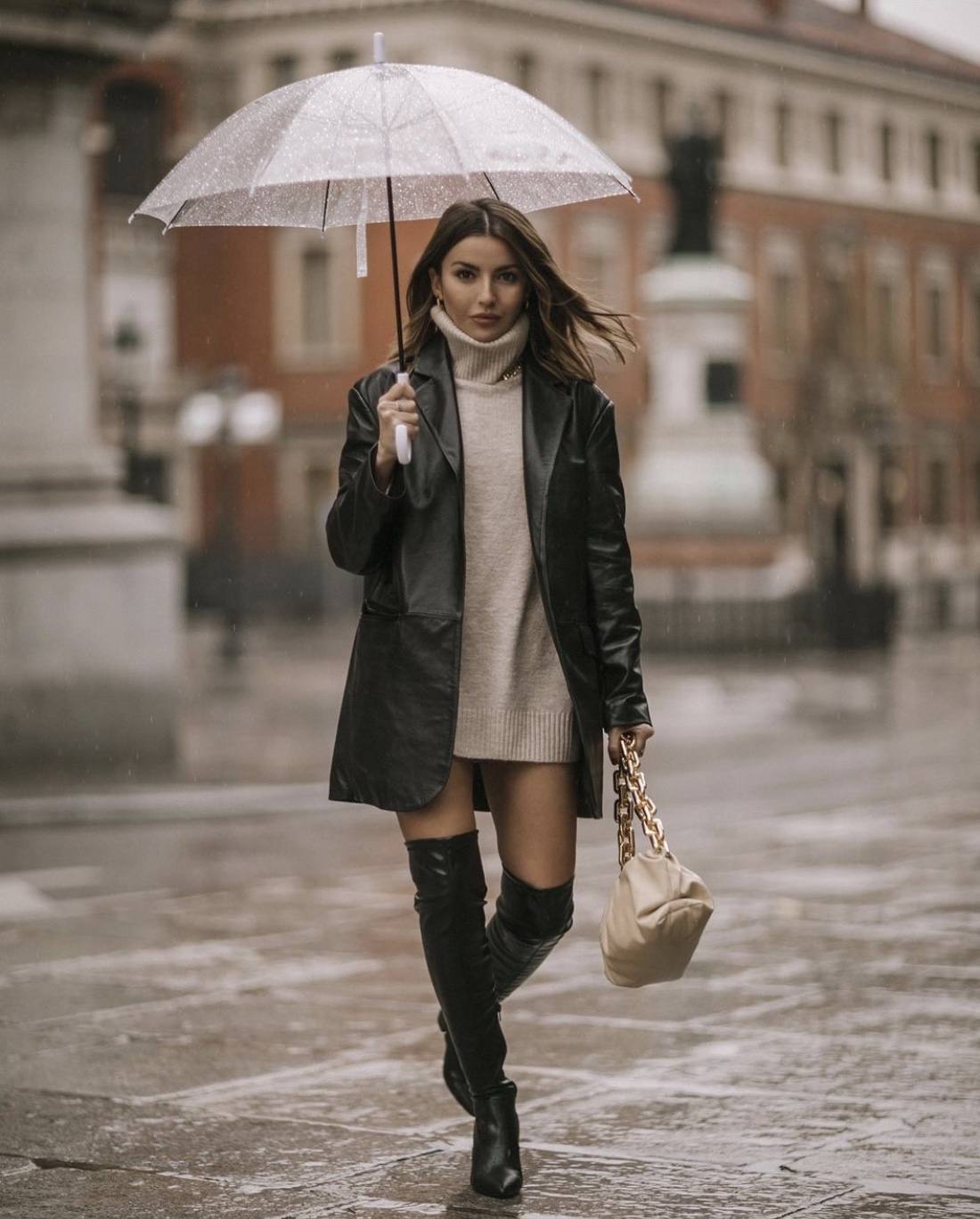 Sudaderas, jerseys de cuello alto, abrigos y americanas 'oversize', botas y botines con plataforma, sandalias con calcetines, 'sneakers' de firma, los 'leggings', 'jeans' desgastados, vestidos de rayas y estampado de cebra o 'maxi' bolsos cartera: los imprescindibles que reinarán en este primer mes del 2021 se asemejan a las tendencias de principios de la década de 'los 2000'