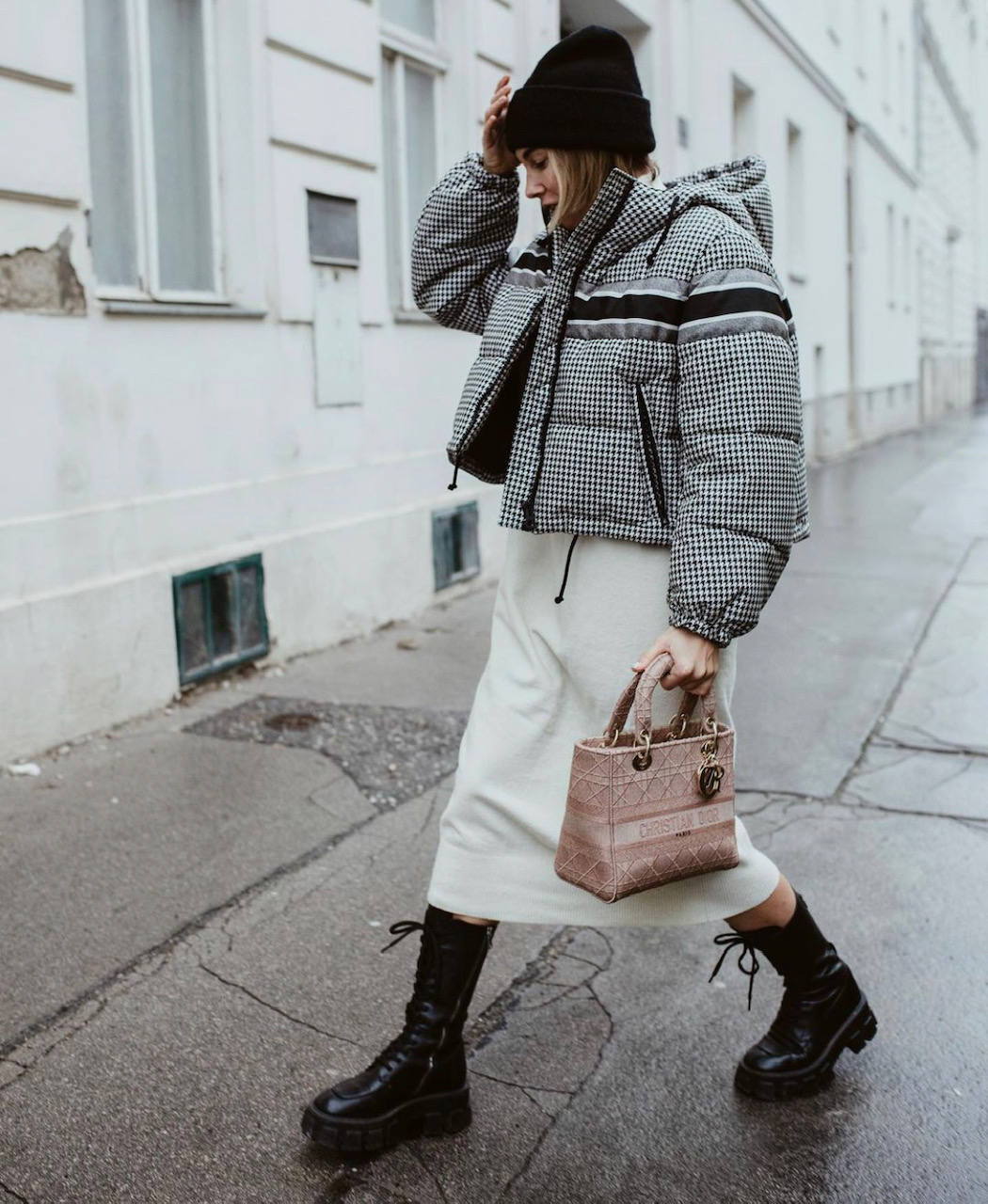 Sudaderas, jerseys de cuello alto, abrigos y americanas 'oversize', botas y botines con plataforma, sandalias con calcetines, 'sneakers' de firma, los 'leggings', 'jeans' desgastados, vestidos de rayas y estampado de cebra o 'maxi' bolsos cartera: los imprescindibles que reinarán en este primer mes del 2021 se asemejan a las tendencias de principios de la década de 'los 2000'