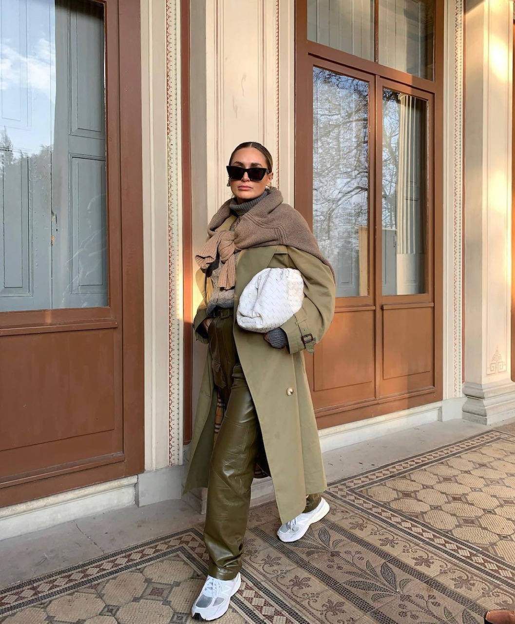 Sudaderas, jerseys de cuello alto, abrigos y americanas 'oversize', botas y botines con plataforma, sandalias con calcetines, 'sneakers' de firma, los 'leggings', 'jeans' desgastados, vestidos de rayas y estampado de cebra o 'maxi' bolsos cartera: los imprescindibles que reinarán en este primer mes del 2021 se asemejan a las tendencias de principios de la década de 'los 2000'