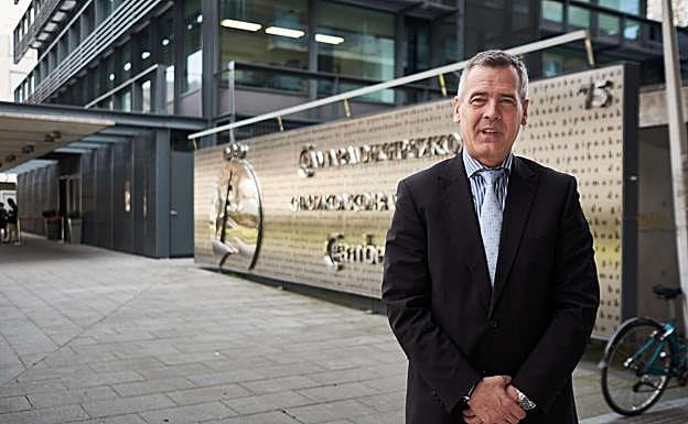 Pedro Esnaola, en el exterior de la sede de la Cámara. 