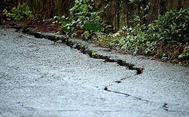 Imagen principal - La lluvia origina un deslizamiento en la ladera de Igeldo que obliga a cerrar el paso