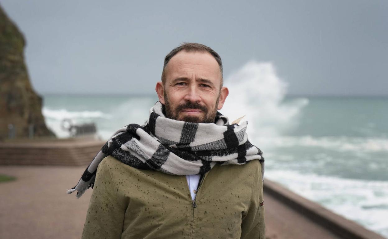 Denis Itxaso, en el Peine del Viento de San Sebastián, esta semana.