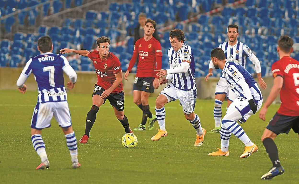 Mikel Oyarzabal conduce un balón ante la mirada de Iñigo Pérez con Willian José y Portu atentos a un posible pase. 