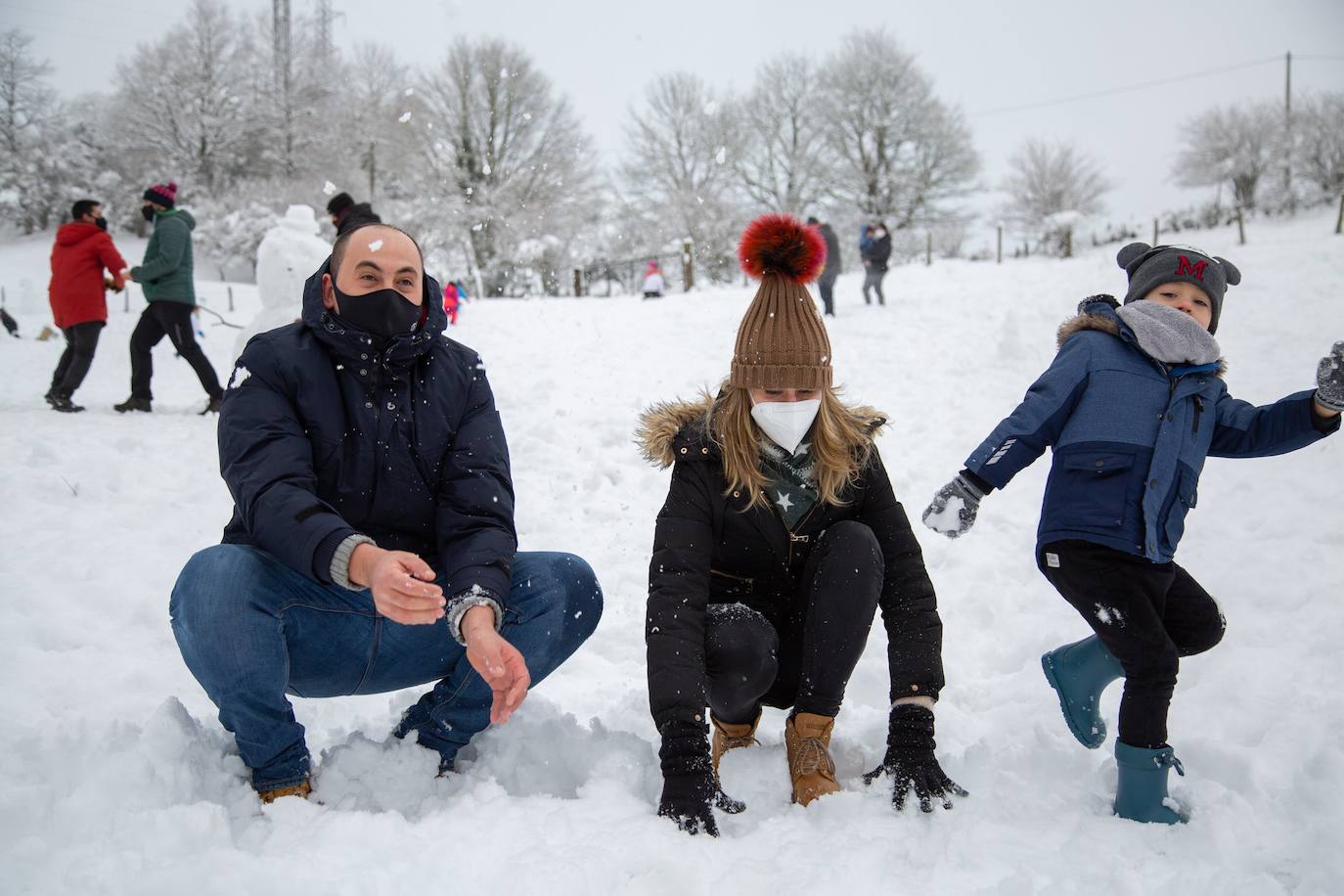 Decenas de personas han disfrutado este domingo en la nieve en el Alto de Etzegarate, en el término de Idiazabal.
