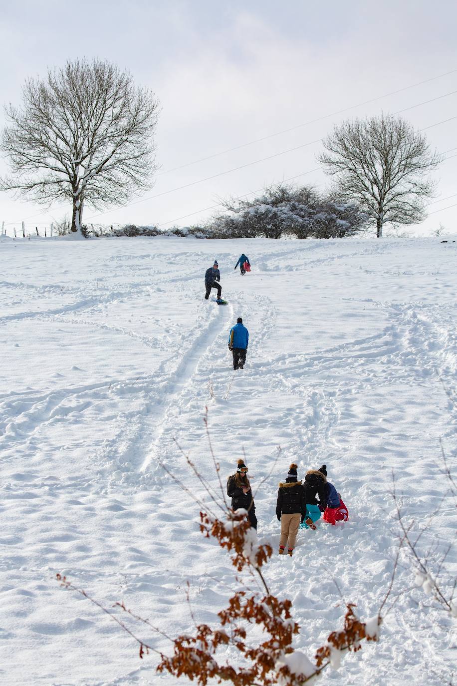 Decenas de personas han disfrutado este domingo en la nieve en el Alto de Etzegarate, en el término de Idiazabal.
