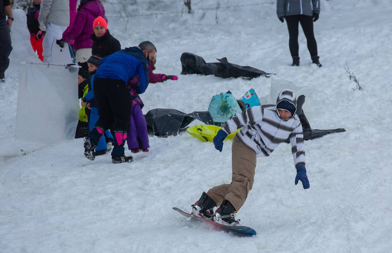 Decenas de personas han disfrutado este domingo en la nieve en el Alto de Etzegarate, en el término de Idiazabal.