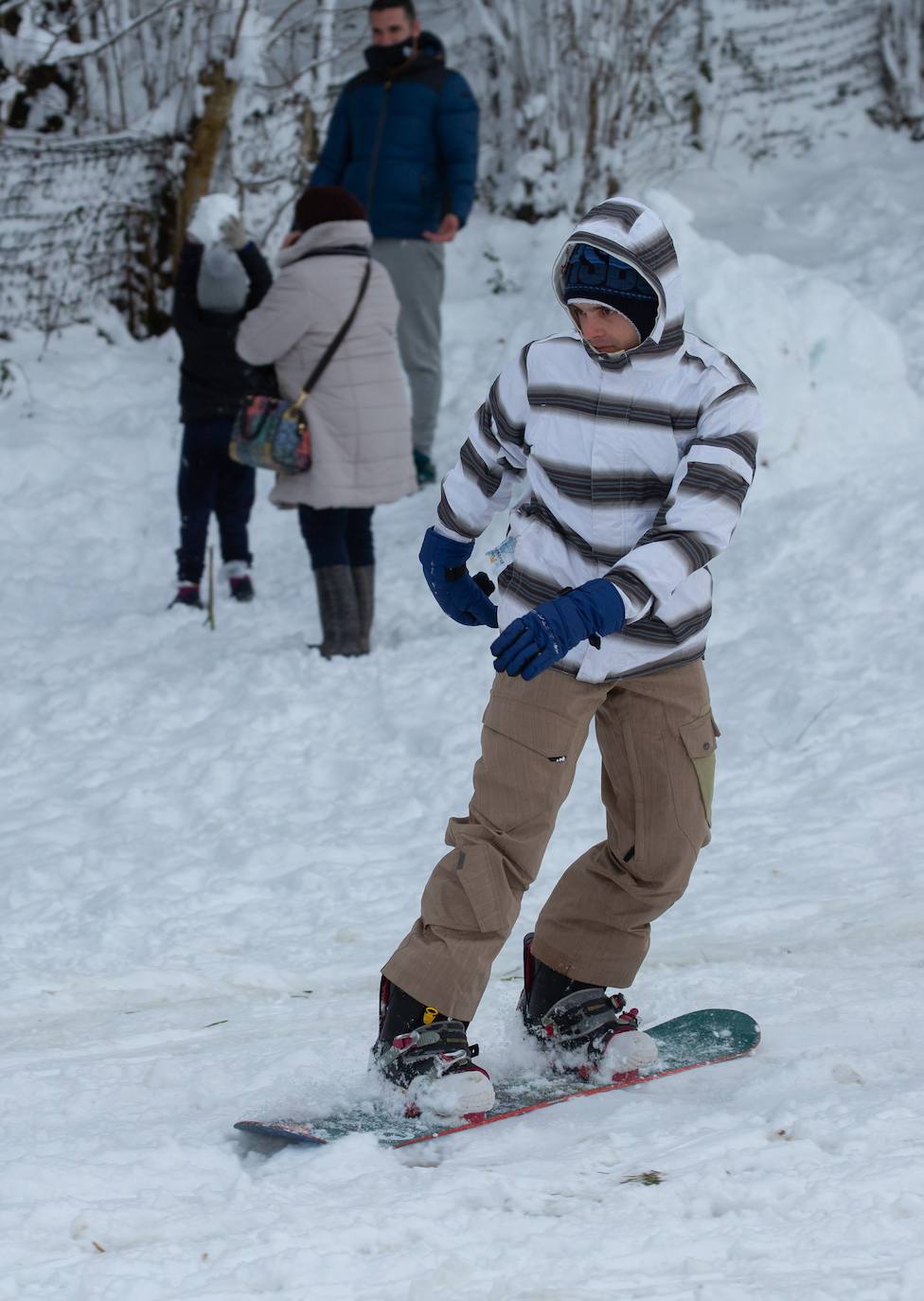 Decenas de personas han disfrutado este domingo en la nieve en el Alto de Etzegarate, en el término de Idiazabal.