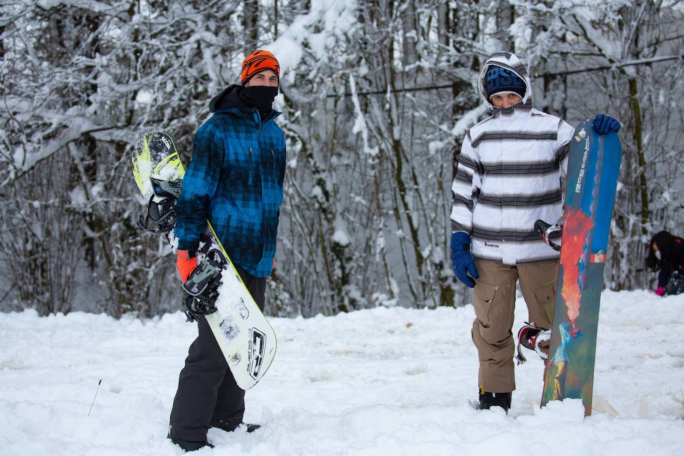 Decenas de personas han disfrutado este domingo en la nieve en el Alto de Etzegarate, en el término de Idiazabal.