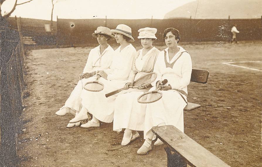 Carmen Jordán de Urríes y de Ulloa, marquesa de Castropinós; Blanca Castillejo; Isa Elío y María Teresa Muguiro en 1917.