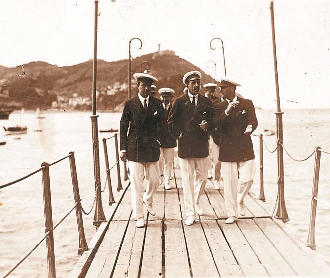 Alfonso XIII y el marqués de Viana en la pasarela del Club Náutico, años 20.
