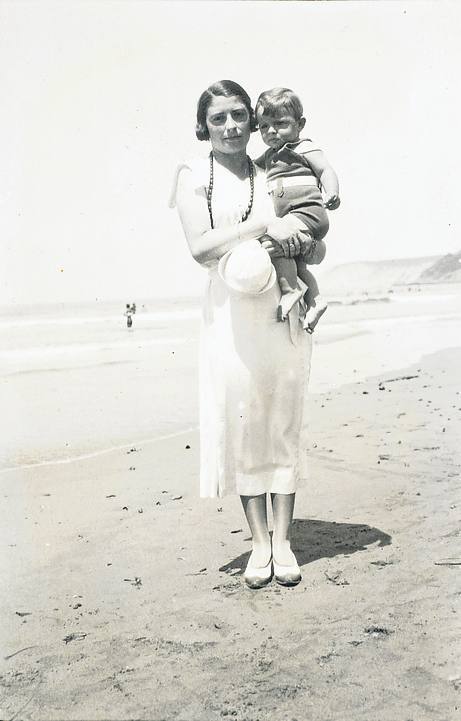 Iñigo Arana en brazos de su madre, Sofía Ybarra Mac Mahon en Ereaga.