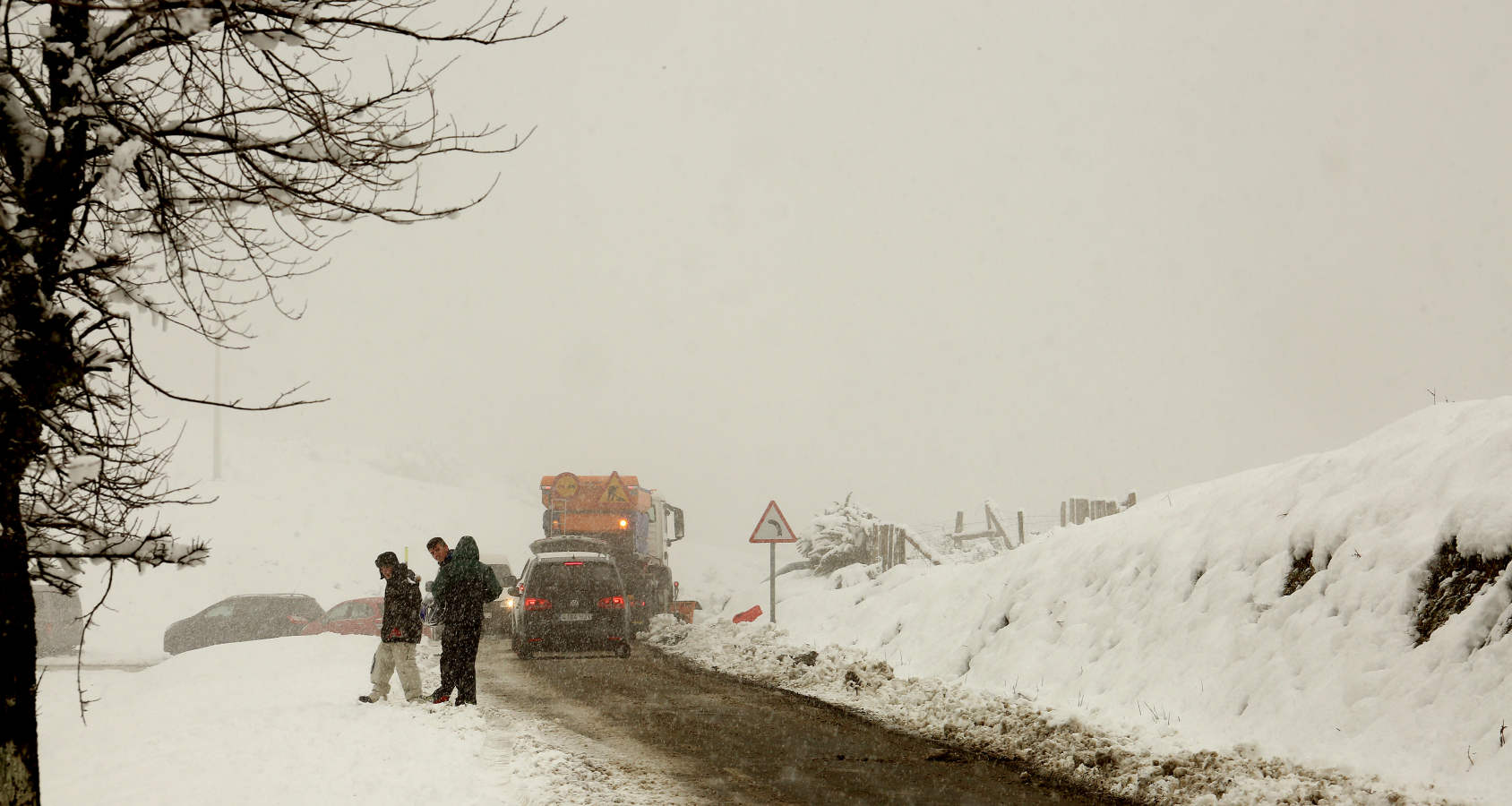 El Departamento vasco de Seguridad mantiene para este martes el aviso amarillo ante la previsión de que la cota de nieve pueda situarse entre los 200 y los 400 metros. Asimismo, se activará aviso amarillo para esta próxima jornada y la del miércoles por riesgo de heladas en el interior.