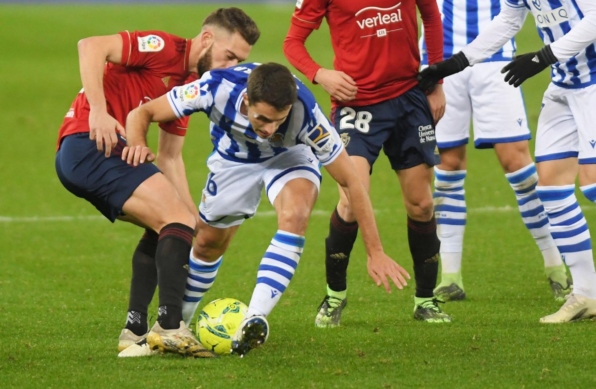 Guevara intenta llevarse el balónacosado por un jugador rojillo ayer en elReale Arena. 