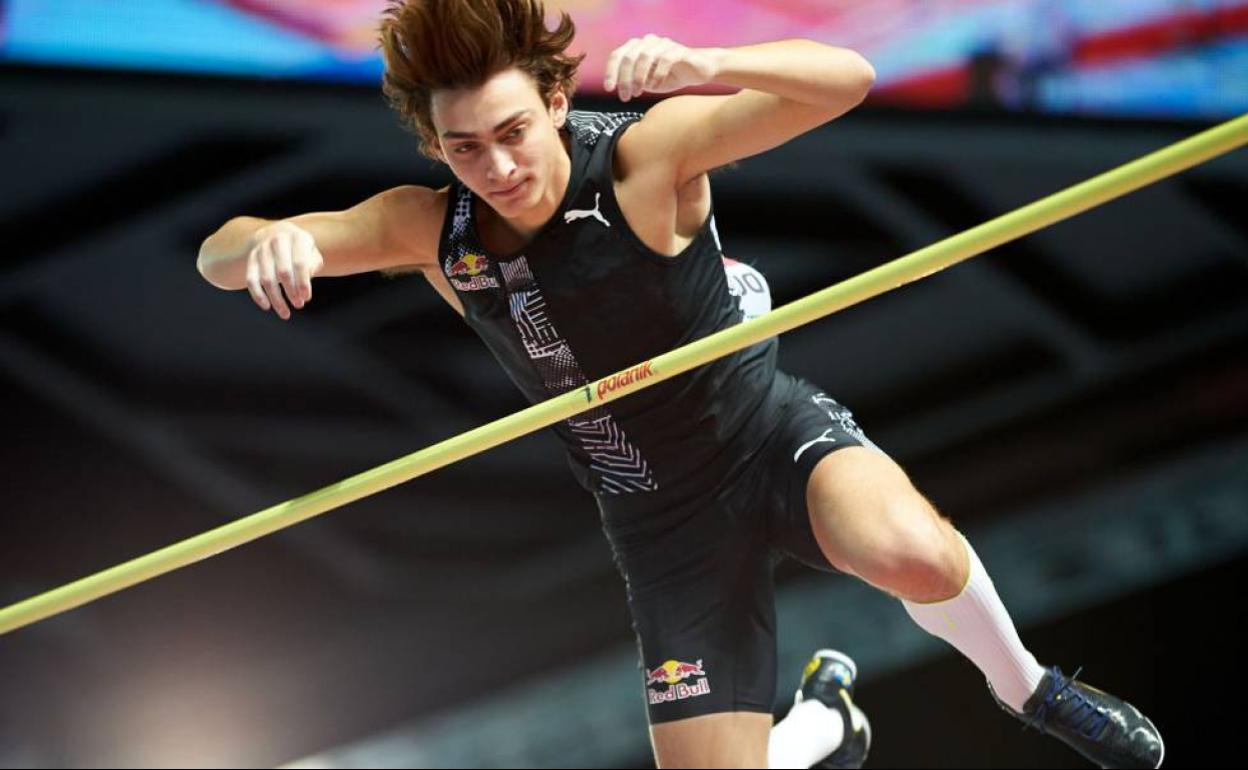 El sueco Duplantis se eleva sobre su pértiga en Glasgow en febrero.