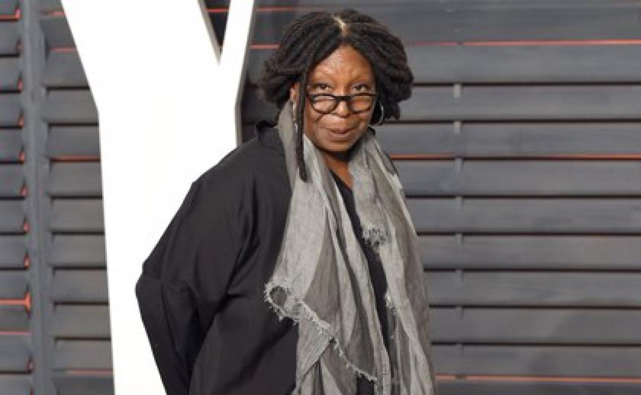 La actriz Whoopi Goldberg, en su papel de Madre Abigail en la serie 'The Sand'. 