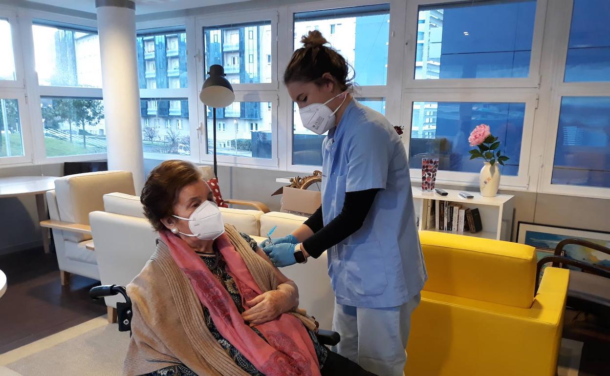 Carmen Ibáñez, usuaria de la residencia Bermingham de Donostia, se puso la primera dosis de la vacuna ayer. 
