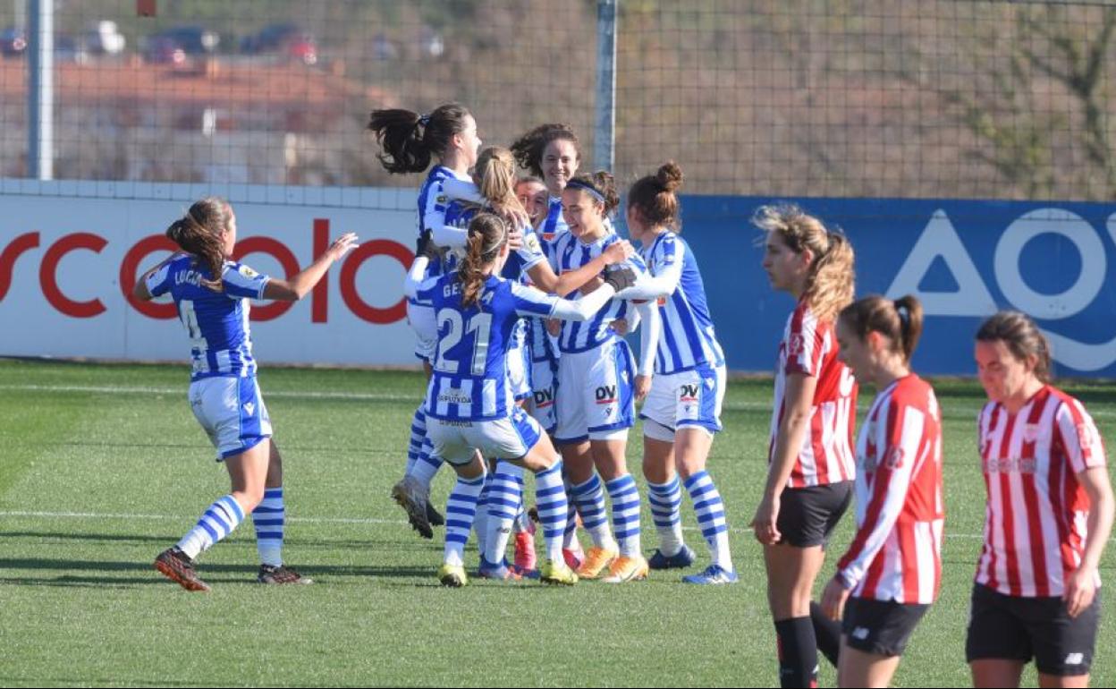 Las jugadoras de la Real celebran el tanto de Bárbara Latorre. 