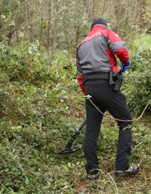Imagen secundaria 2 - La casa rural Haizeaberri, donde estuvo alojada la víctima el día 31. La Ertzaintza suspendió ahí una fiesta ilegal esa noche.. Imagen de la víctima y un ertzaina durante la búsqueda de pruebas.