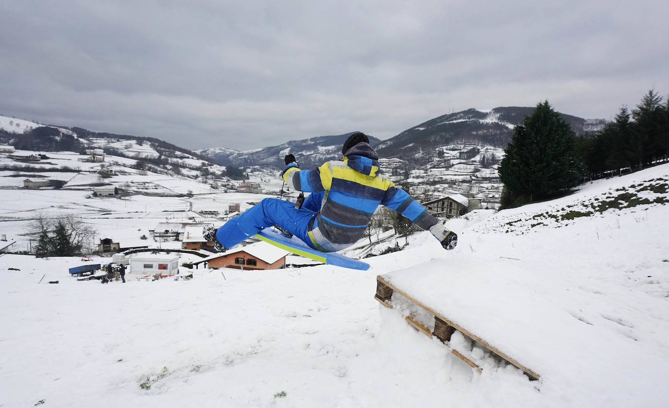 Los termómetros han marcado mínimas por debajo de los cero grados en buena parte de Gipuzkoa. La mínima la ha vuelto a marcar esta pasada madrugada Berastegi con -7,1 grados