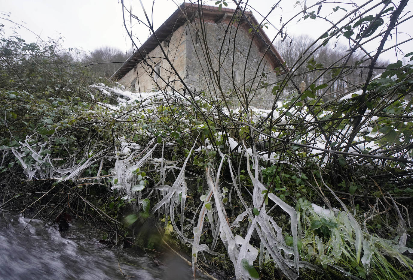 Los termómetros han marcado mínimas por debajo de los cero grados en buena parte de Gipuzkoa. La mínima la ha vuelto a marcar esta pasada madrugada Berastegi con -7,1 grados