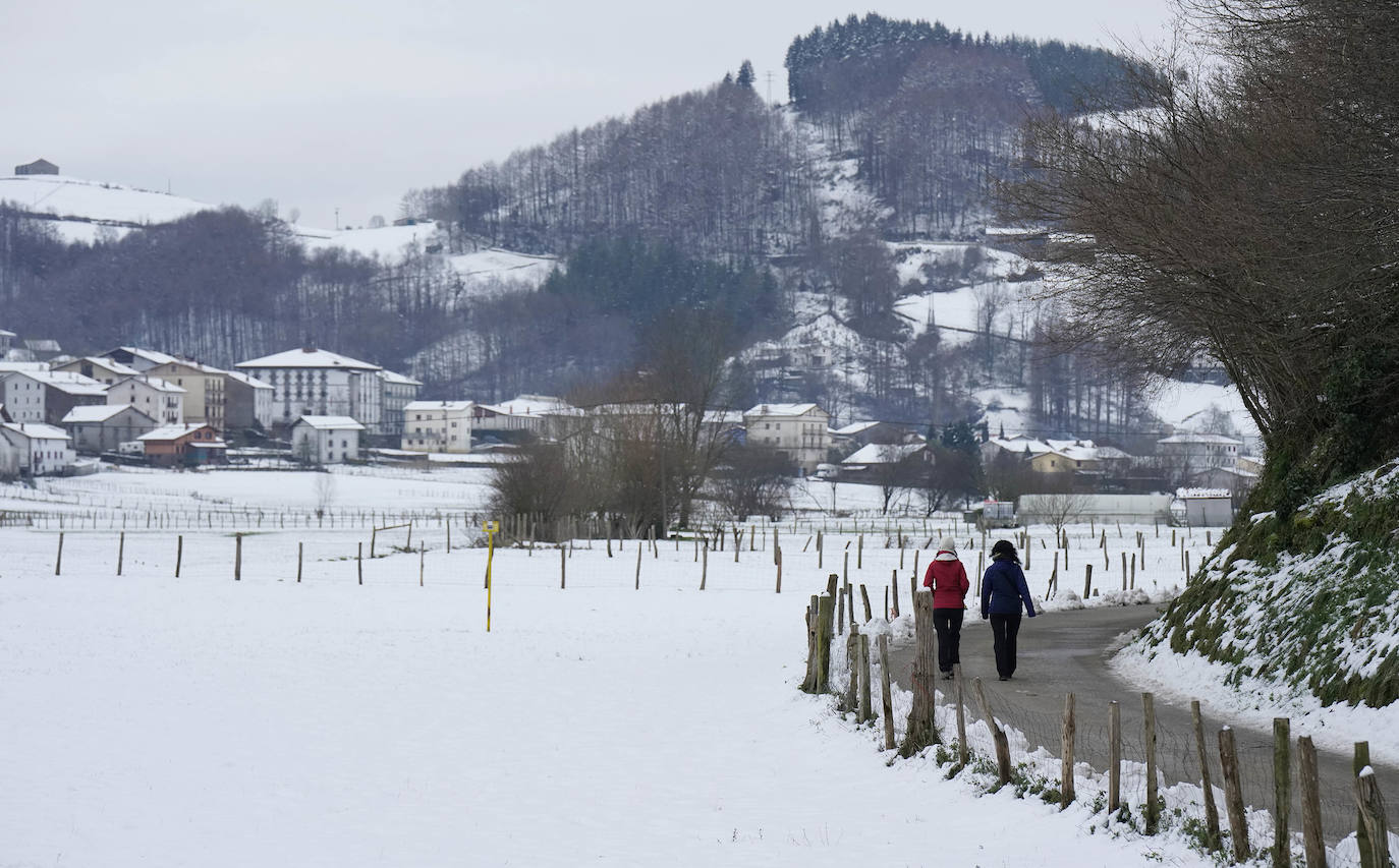 Los termómetros han marcado mínimas por debajo de los cero grados en buena parte de Gipuzkoa. La mínima la ha vuelto a marcar esta pasada madrugada Berastegi con -7,1 grados