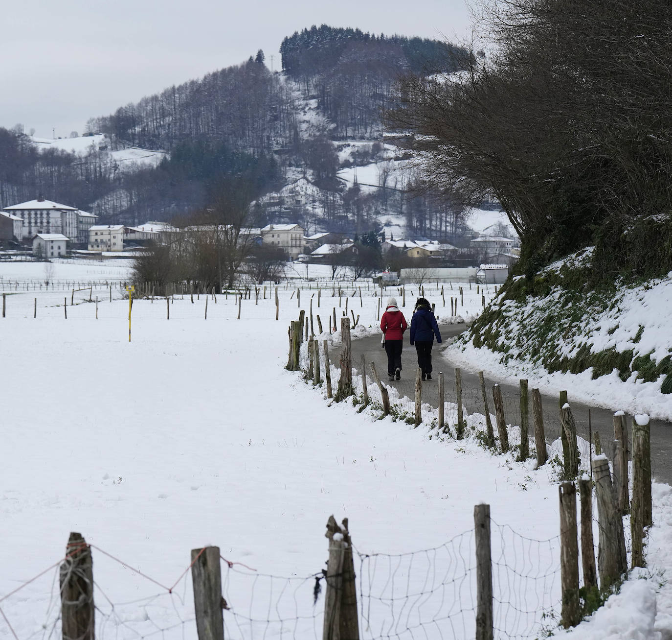 Los termómetros han marcado mínimas por debajo de los cero grados en buena parte de Gipuzkoa. La mínima la ha vuelto a marcar esta pasada madrugada Berastegi con -7,1 grados