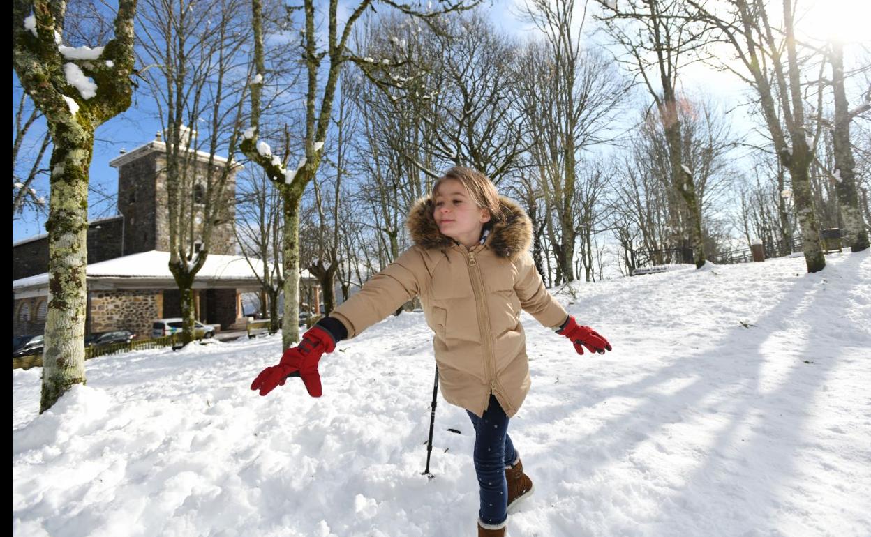 Juegps en la nieve junto al Santuario de Arrate, en Eibar.
