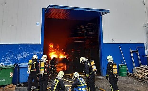 Algunos bomberos en las labores de extinción del fuego.