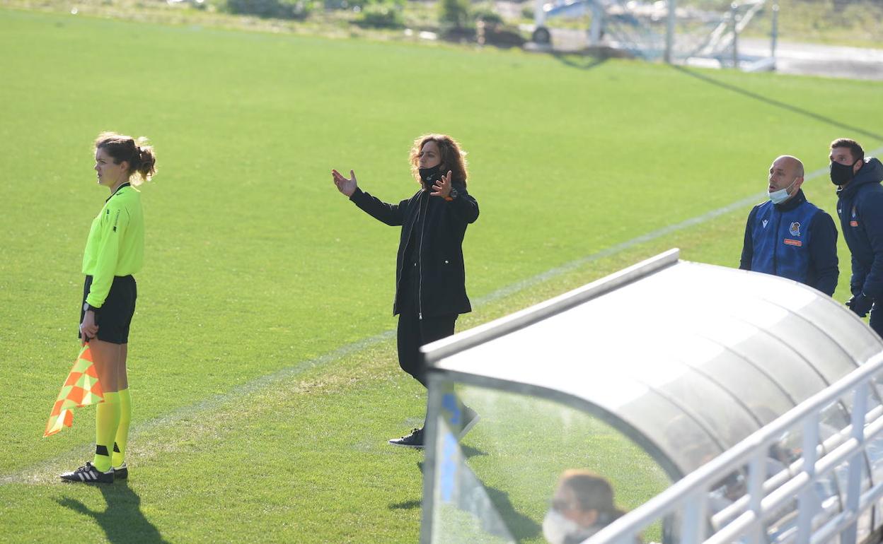 Natalia Arroyo da instrucciones a sus jugadoras.