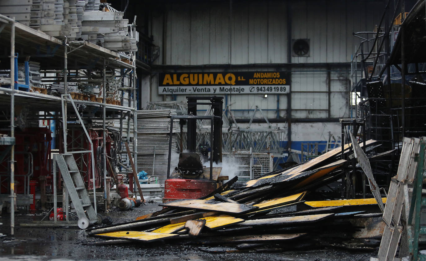 Una persona ha sido atendida por inhalación de humos en un aparatoso incendio que se ha declarado este jueves por la tarde en la empresa Andamios Donosti, situado en el polígono industrial de Lezo . Las llamas se han originado hacia las 15.20 horas y se han propagado por el pabellón, donde se ha registrado la explosión de dos depósitos de disolvente, hasta provocar una humareda visible a mucha distancia.