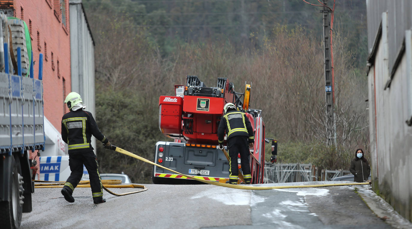Una persona ha sido atendida por inhalación de humos en un aparatoso incendio que se ha declarado este jueves por la tarde en la empresa Andamios Donosti, situado en el polígono industrial de Lezo . Las llamas se han originado hacia las 15.20 horas y se han propagado por el pabellón, donde se ha registrado la explosión de dos depósitos de disolvente, hasta provocar una humareda visible a mucha distancia.