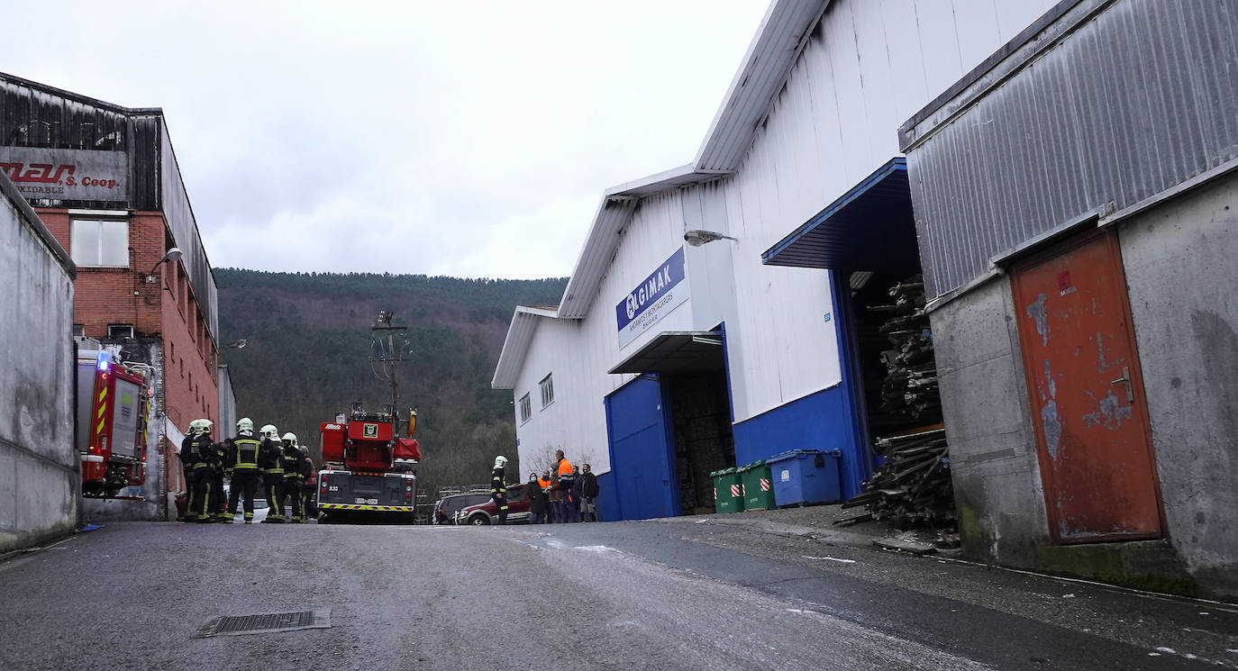 Una persona ha sido atendida por inhalación de humos en un aparatoso incendio que se ha declarado este jueves por la tarde en la empresa Andamios Donosti, situado en el polígono industrial de Lezo . Las llamas se han originado hacia las 15.20 horas y se han propagado por el pabellón, donde se ha registrado la explosión de dos depósitos de disolvente, hasta provocar una humareda visible a mucha distancia.