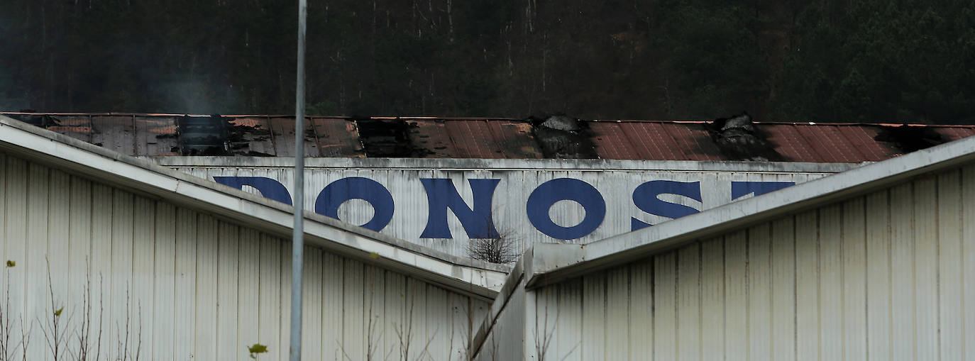 Una persona ha sido atendida por inhalación de humos en un aparatoso incendio que se ha declarado este jueves por la tarde en la empresa Andamios Donosti, situado en el polígono industrial de Lezo . Las llamas se han originado hacia las 15.20 horas y se han propagado por el pabellón, donde se ha registrado la explosión de dos depósitos de disolvente, hasta provocar una humareda visible a mucha distancia.