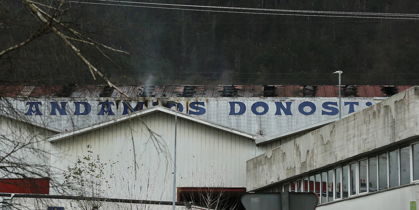 Una persona ha sido atendida por inhalación de humos en un aparatoso incendio que se ha declarado este jueves por la tarde en la empresa Andamios Donosti, situado en el polígono industrial de Lezo . Las llamas se han originado hacia las 15.20 horas y se han propagado por el pabellón, donde se ha registrado la explosión de dos depósitos de disolvente, hasta provocar una humareda visible a mucha distancia.