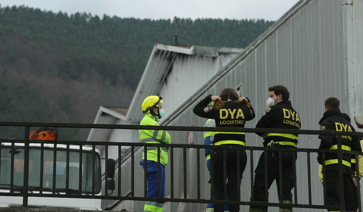 Una persona ha sido atendida por inhalación de humos en un aparatoso incendio que se ha declarado este jueves por la tarde en la empresa Andamios Donosti, situado en el polígono industrial de Lezo . Las llamas se han originado hacia las 15.20 horas y se han propagado por el pabellón, donde se ha registrado la explosión de dos depósitos de disolvente, hasta provocar una humareda visible a mucha distancia.