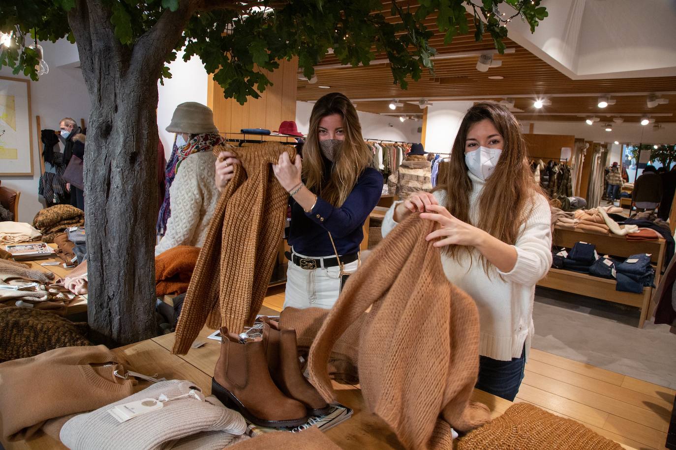 Con la marcha de los Reyes Magos, este jueves se ha dado el pistoletazo de salida a las rebajas de enero en los comercios guipuzcoanos, - de las más esperadas por los consumidores- aunque muchos establecimientos ya comenzaron a ofrecer semanas antes descuentos en productos seleccionados, con la esperanza de que las ofertas reactivasen la campaña navideña, tambaleada por el efecto Black Friday de noviembre y las restricciones impuestas por la pandemia.