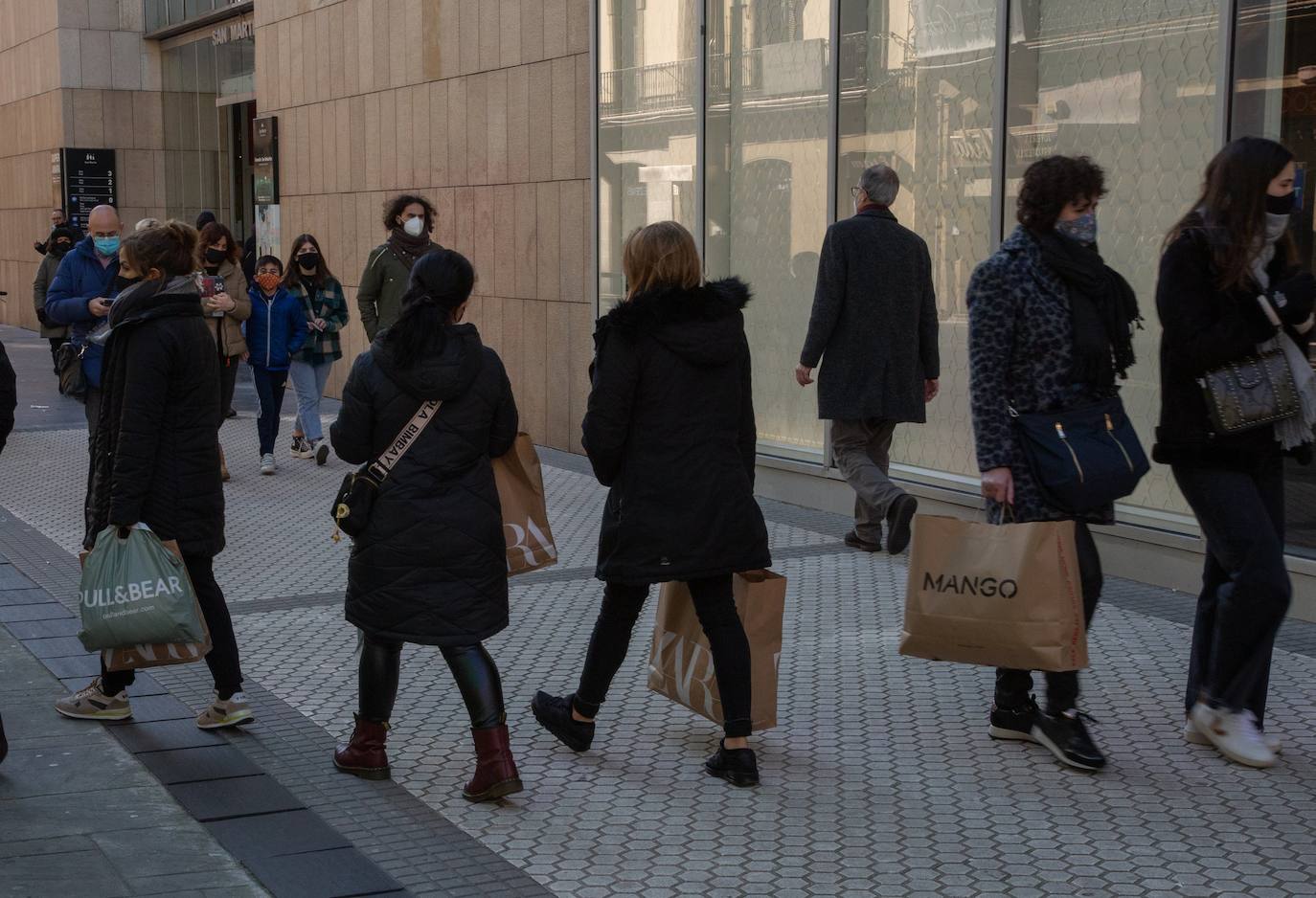 Con la marcha de los Reyes Magos, este jueves se ha dado el pistoletazo de salida a las rebajas de enero en los comercios guipuzcoanos, - de las más esperadas por los consumidores- aunque muchos establecimientos ya comenzaron a ofrecer semanas antes descuentos en productos seleccionados, con la esperanza de que las ofertas reactivasen la campaña navideña, tambaleada por el efecto Black Friday de noviembre y las restricciones impuestas por la pandemia.